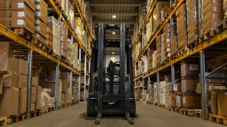 raktár targoncával